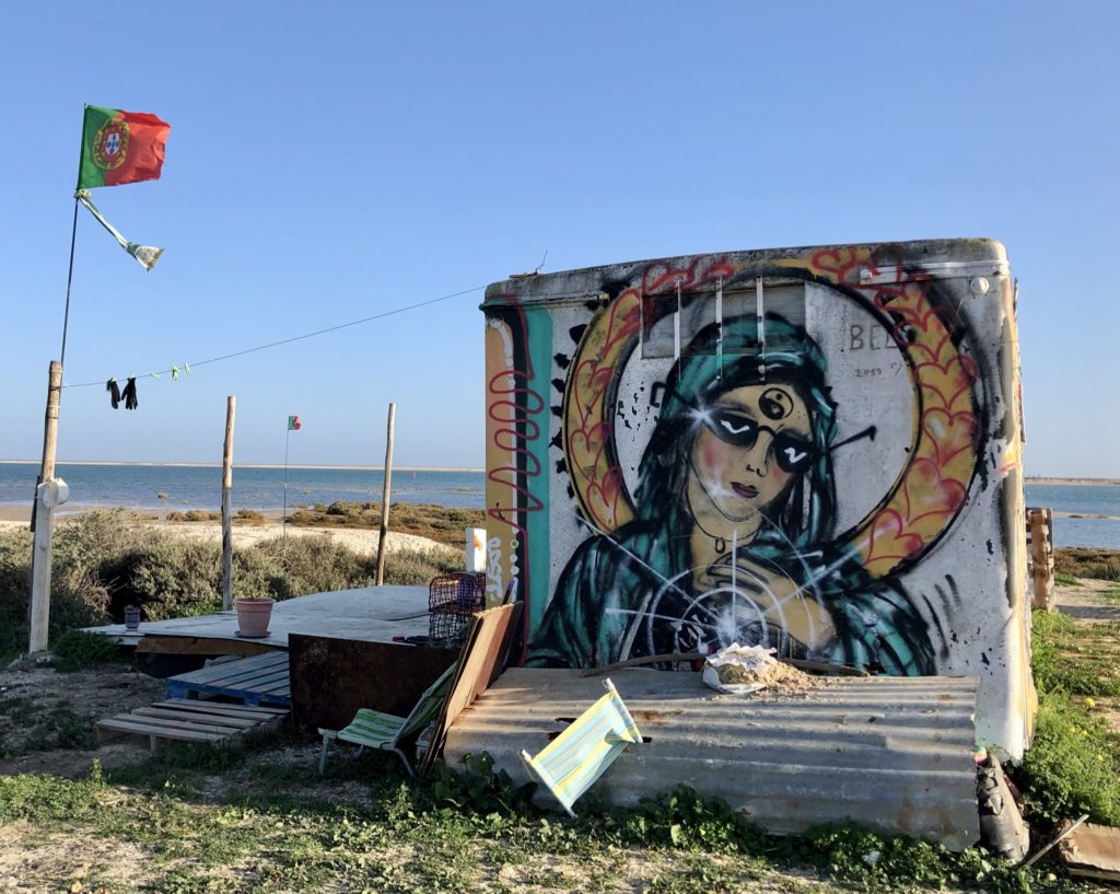 Der Kampf um den Booster, ein haariger GAU und ein Mann im Sarg: Die Ost-Algarve 6