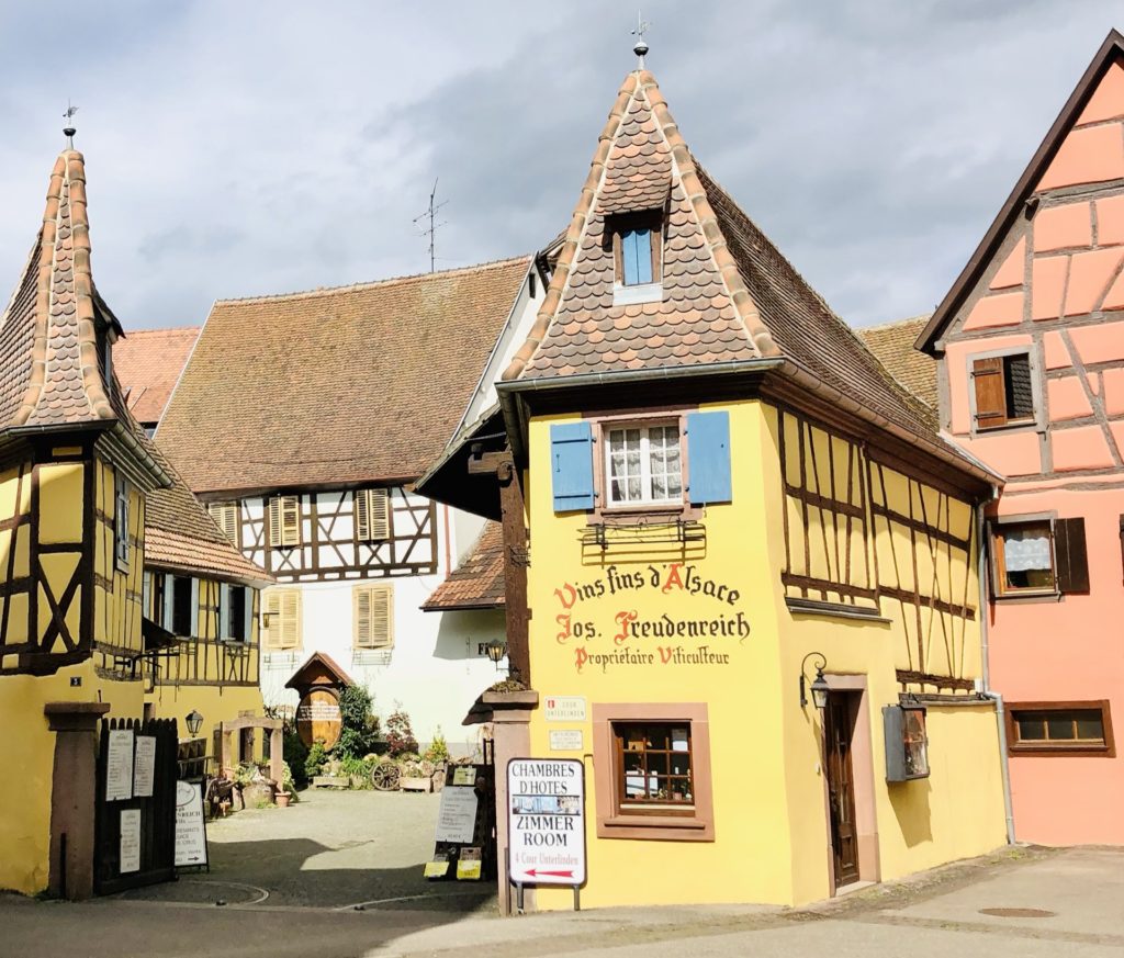 Schlumpfig-Schock im Elsass: Eguisheim übertreibt es mit der Deko 6